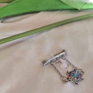 Csillogó Teknős � Egyedi Nemesacél Kitűző Roppantott Hegyikristállyal - ékszer - kitűző és bross - Meska.hu