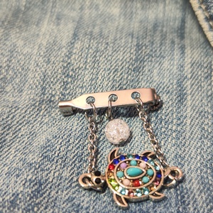 Csillogó Teknős � Egyedi Nemesacél Kitűző Roppantott Hegyikristállyal - ékszer - kitűző és bross - Meska.hu