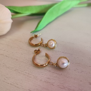 Kézműves Édesvízi Gyöngy Fülbevaló Aranyfényű Nemesacélban - ékszer - fülbevaló - lógó fülbevaló - Meska.hu