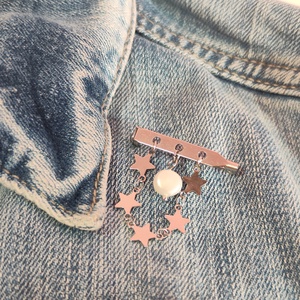 Csillagos Ragyogás � Nemesacél Kitűző Természetes Gyönggyel - ékszer - kitűző és bross - Meska.hu