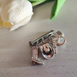 Western Varázs � Egyedi Nemesacél Kitűző Charmokkal - ékszer - kitűző és bross - Meska.hu