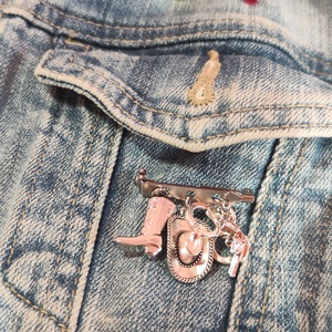 Western Varázs � Egyedi Nemesacél Kitűző Charmokkal - ékszer - kitűző és bross - Meska.hu