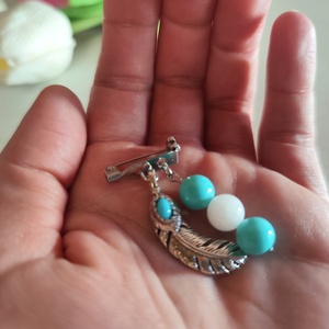 Boho Toll Nemesacél Kitűző � Türkiz Kagylógyöngy és Fehér Jáde Ásványokkal - ékszer - kitűző és bross - Meska.hu