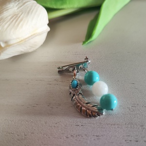 Boho Toll Nemesacél Kitűző � Türkiz Kagylógyöngy és Fehér Jáde Ásványokkal, Ékszer, Kitűző és Bross, Ékszerkészítés, MESKA