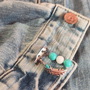 Boho Toll Nemesacél Kitűző � Türkiz Kagylógyöngy és Fehér Jáde Ásványokkal - ékszer - kitűző és bross - Meska.hu