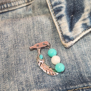 Boho Toll Nemesacél Kitűző � Türkiz Kagylógyöngy és Fehér Jáde Ásványokkal - ékszer - kitűző és bross - Meska.hu