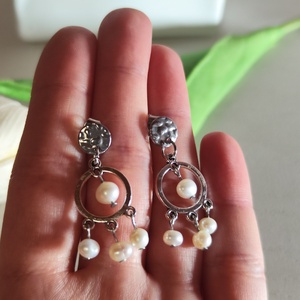 Édesvízi gyöngyös nemesacél fülbevaló � Elegancia a hideg színtípusoknak - ékszer - fülbevaló - lógó fülbevaló - Meska.hu