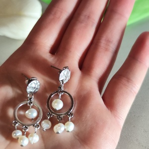 Édesvízi gyöngyös nemesacél fülbevaló � Elegancia a hideg színtípusoknak - ékszer - fülbevaló - lógó fülbevaló - Meska.hu