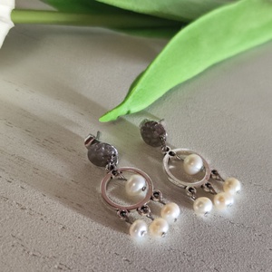 Édesvízi gyöngyös nemesacél fülbevaló – Elegancia a hideg színtípusoknak, Ékszer, Fülbevaló, Lógó fülbevaló, Ékszerkészítés, Tedd különlegessé a megjelenésed ezzel az egyedi, kézzel készült nemesacél fülbevalóval! 
A tiszta,..., MESKA