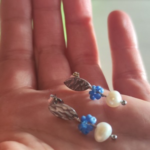 Elegáns Nemesacél Fülbevaló Édesvízi Gyönggyel és Kék Virágokkal � Hűvös Elegancia - Meska.hu