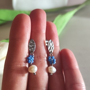 Elegáns Nemesacél Fülbevaló Édesvízi Gyönggyel és Kék Virágokkal � Hűvös Elegancia - ékszer - fülbevaló - lógó fülbevaló - Meska.hu