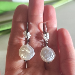 Elegáns Barokk Gyöngyös Nemesacél Fülbevaló Margarétákkal, Ékszer, Fülbevaló, Lógó fülbevaló, Ékszerkészítés, Gyöngyfűzés, gyöngyhímzés, MESKA