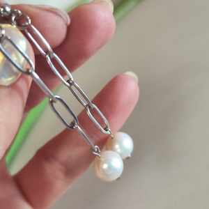 Elegáns nemesacél láncos fülbevaló, édesvízi tenyésztett gyöngyökkel - ékszer - fülbevaló - lógó fülbevaló - Meska.hu