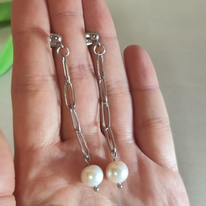 Elegáns nemesacél láncos fülbevaló, édesvízi tenyésztett gyöngyökkel - ékszer - fülbevaló - lógó fülbevaló - Meska.hu