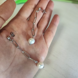 Elegáns nemesacél láncos fülbevaló, édesvízi tenyésztett gyöngyökkel - ékszer - fülbevaló - lógó fülbevaló - Meska.hu