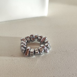 Egyedi szabálytalan hematit gumis gyűrű � unisex - ékszer - gyűrű - gyöngyös gyűrű - Meska.hu