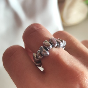Egyedi szabálytalan hematit gumis gyűrű � unisex - ékszer - gyűrű - gyöngyös gyűrű - Meska.hu