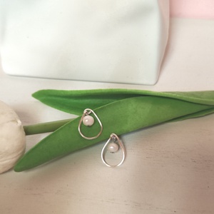 Modern Elegancia � Kézzel Hajlított Csepp Fülbevaló Valódi Gyönggyel - ékszer - fülbevaló - lógós kerek fülbevaló - Meska.hu
