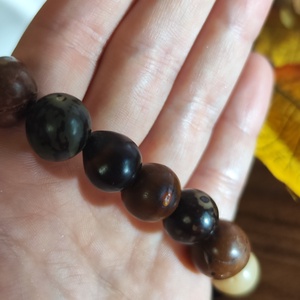 Őszi erdő varázsa � Egyedi, nagyszemű természetes fa karkötő Egyetlen darab! - 17 cm - ékszer - karkötő - bogyós karkötő - Meska.hu