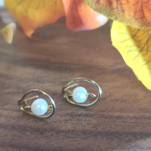 Ragyogj a természetes elegancia jegyében ezzel az egyedi, kézzel készített édesvízi gyöngyös sárgaréz fülbevalóval!  - ékszer - fülbevaló - lógó csepp fülbevaló - Meska.hu