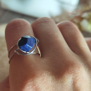 Egyedi kézzel készített nemesacél gyűrű � 10 mm-es ék alakú Lapis Lazuli ásvánnyal (58-as méret) - ékszer - gyűrű - gyöngyös gyűrű - Meska.hu