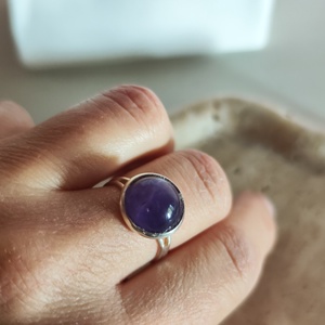 Állítható gyűrű valódi ametiszt cabochon (12 mm) - ékszer - gyűrű - gyöngyös gyűrű - Meska.hu