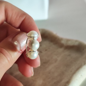 Egyedi kézzel hajlított nemesacél gyűrű 3 db krémfehér Shell pearl gyönggyel 54-es méret � Limitált darab - ékszer - gyűrű - gyöngyös gyűrű - Meska.hu
