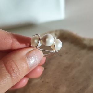 Egyedi kézzel hajlított nemesacél gyűrű 3 db krémfehér Shell pearl gyönggyel 54-es méret � Limitált darab - ékszer - gyűrű - gyöngyös gyűrű - Meska.hu