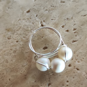 Egyedi kézzel hajlított nemesacél gyűrű 3 db krémfehér Shell pearl gyönggyel 54-es méret � Limitált darab - ékszer - gyűrű - gyöngyös gyűrű - Meska.hu