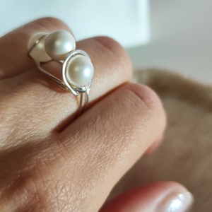 Egyedi kézzel hajlított nemesacél gyűrű 3 db krémfehér Shell pearl gyönggyel 54-es méret � Limitált darab - Meska.hu