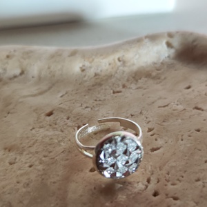 Csillogó fehér druzy műgyanta gyűrű állítható ezüst színű alapon -12 mm - ékszer - gyűrű - kerek gyűrű - Meska.hu