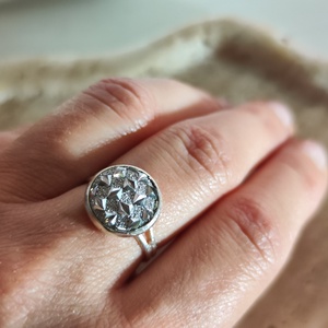 Csillogó fehér druzy műgyanta gyűrű állítható ezüst színű alapon -12 mm - Meska.hu