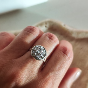 Csillogó fehér druzy műgyanta gyűrű állítható ezüst színű alapon -12 mm - ékszer - gyűrű - kerek gyűrű - Meska.hu