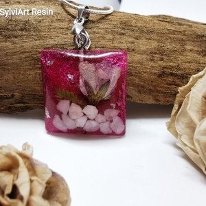 Rózsaszín egyedi hátterű, köves, virágos medál, természetes virággal és rózsaszín kövekkel készült medál - ékszer - nyaklánc - medálos nyaklánc - Meska.hu