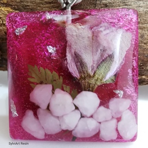 Rózsaszín egyedi hátterű, köves, virágos medál, természetes virággal és rózsaszín kövekkel készült medál - ékszer - nyaklánc - medálos nyaklánc - Meska.hu