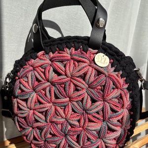 Horgolt jázmin mintás táska - táska & tok - kézitáska & válltáska - vállon átvethető táska - Meska.hu