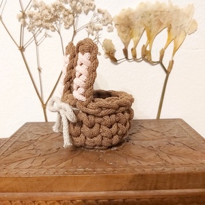 Húsvéti horgolt tojástartó kosár nyuszifülekkel - ünnepi díszek, dekorációk - húsvéti díszek és dekorációk - húsvéti ajándékátadó - Meska.hu