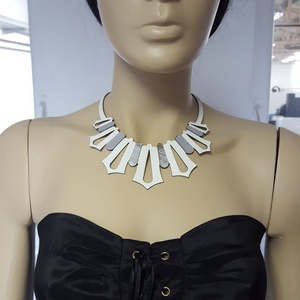 Verona egyedi tervezésű bőr nyaklánc - ékszer - nyaklánc - statement nyaklánc - Meska.hu