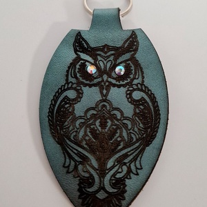 Gravírozott bőr swarovski kristályos baglyos kulcstartó - táska & tok - kulcstartó & táskadísz - kulcstartó - Meska.hu