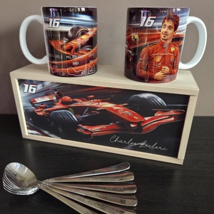 F1 Charles Leclerc ajándékcsomag rajongóknak, Otthon & Életmód, Konyhafelszerelés, tálalás, Tálalás, Bögre & Csésze, Gravírozás, pirográfia, A csomag tartalmaz:
Egyedi tervezésű Charles Leclerc F1 versenyautójával nyomtatott ajándék hársfa ..., MESKA