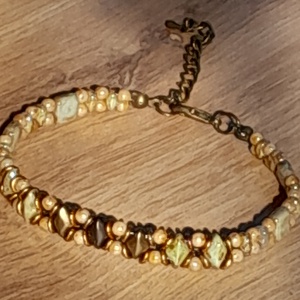 Beige-barna-zöld karkötő - ékszer - karkötő - gyöngyös karkötő - Meska.hu