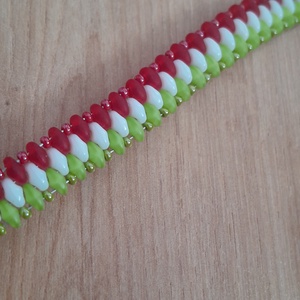 Piros-fehér-zöld karkötő - ékszer - karkötő - gyöngyös karkötő - Meska.hu
