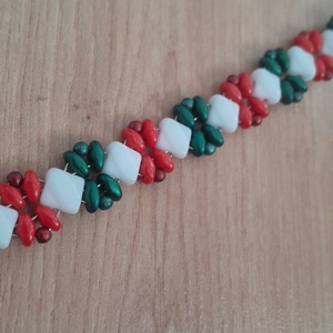Piros-fehér-zöld karkötő - ékszer - karkötő - gyöngyös karkötő - Meska.hu