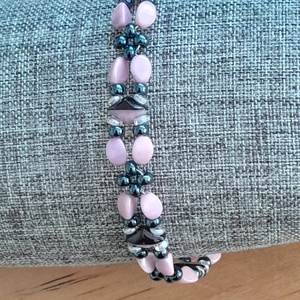 Fekete-rózsaszín-hematit karkötő - ékszer - karkötő - gyöngyös karkötő - Meska.hu