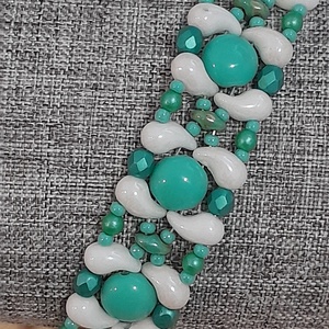 Türkiz-fehér karkötő - ékszer - karkötő - gyöngyös karkötő - Meska.hu