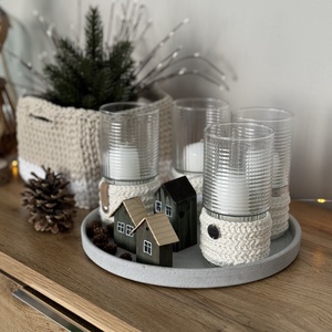 Adventi kézműves asztaldísz négy mécsestartóval horgolt pulcsiban, szürke kerek tálcán, apró faházakkal díszítve, Karácsony, Adventi díszek, Adventi koszorú, Festett tárgyak, Horgolás, MESKA