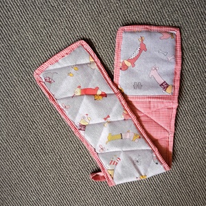 Tepsifogó kiskutya / tacskó mintás piros kockás béléssel - otthon & életmód - konyhafelszerelés, tálalás - konyhai textil - edényfogó & edényfedő - Meska.hu