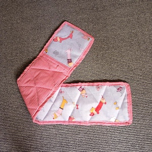 Tepsifogó kiskutya / tacskó mintás piros kockás béléssel - otthon & életmód - konyhafelszerelés, tálalás - konyhai textil - edényfogó & edényfedő - Meska.hu
