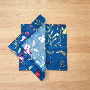 Textil szalvéta - kék alapon virág mintás - otthon & életmód - konyhafelszerelés, tálalás - konyhai textil - szalvéta - Meska.hu