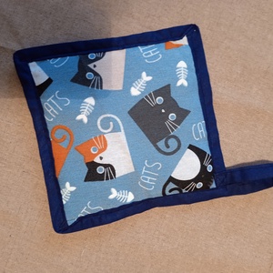 Fedőfogó - edényfogó  kék alapon macska mintás - otthon & életmód - konyhafelszerelés, tálalás - konyhai textil - edényfogó & edényfedő - Meska.hu